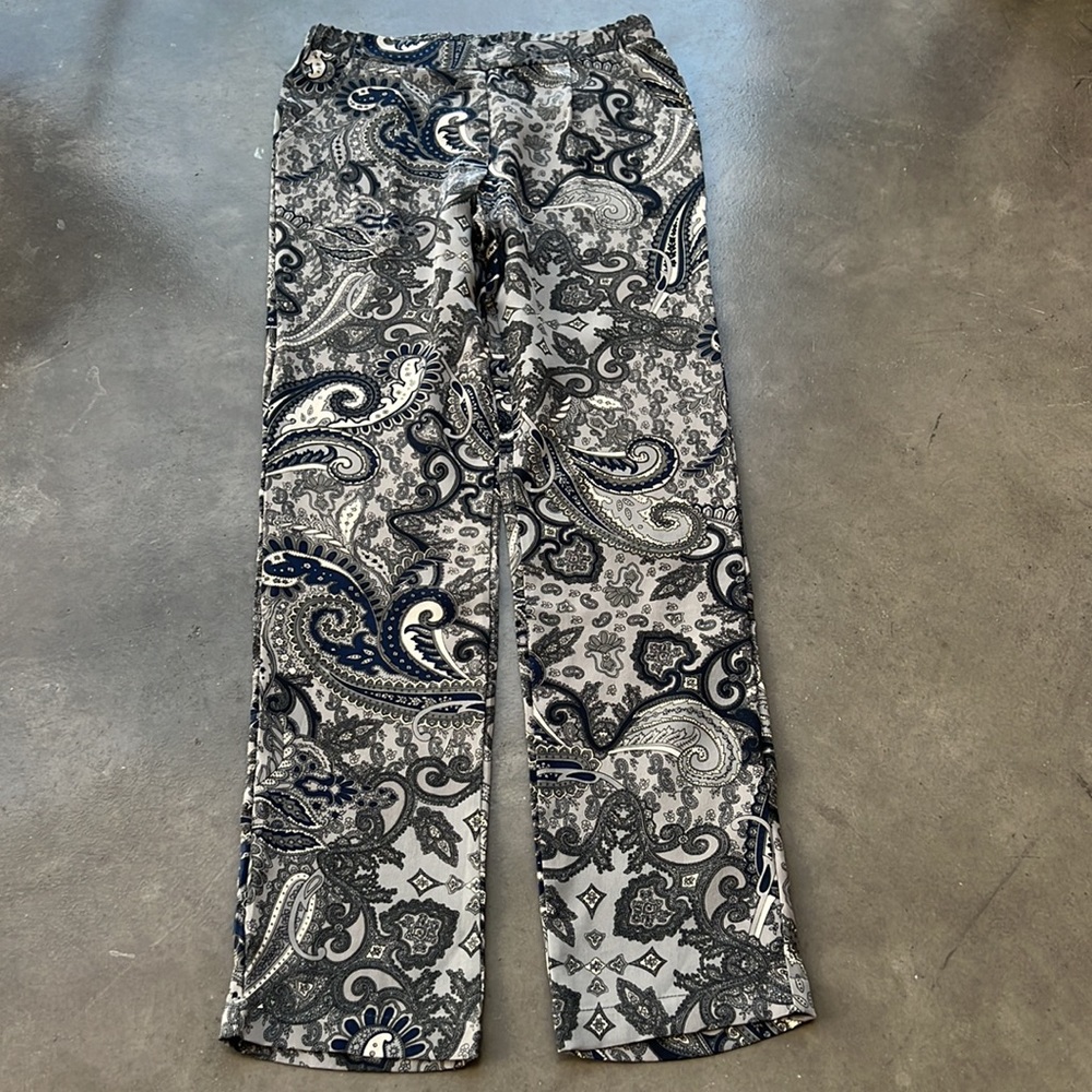Beautiful lounge or errands pant. Grey paisley print pants with pockets.